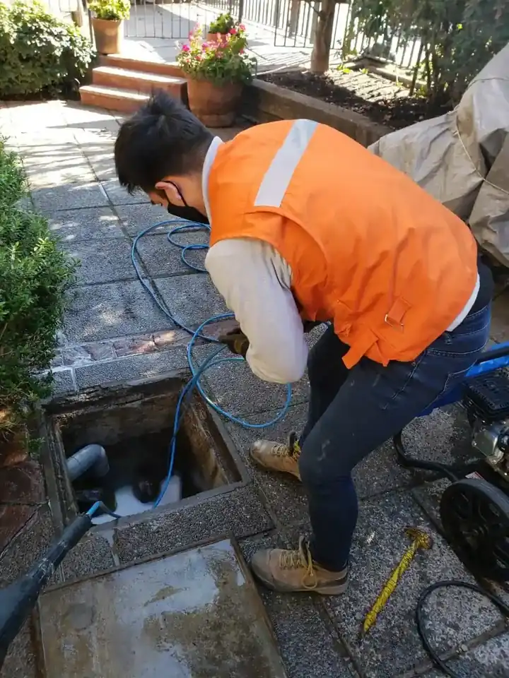 Equipo de hidrojet operando dentro de una cámara domiciliaria