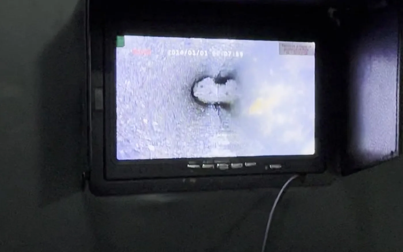 Monitor de cámara mostrando en vivo el interior de una tubería