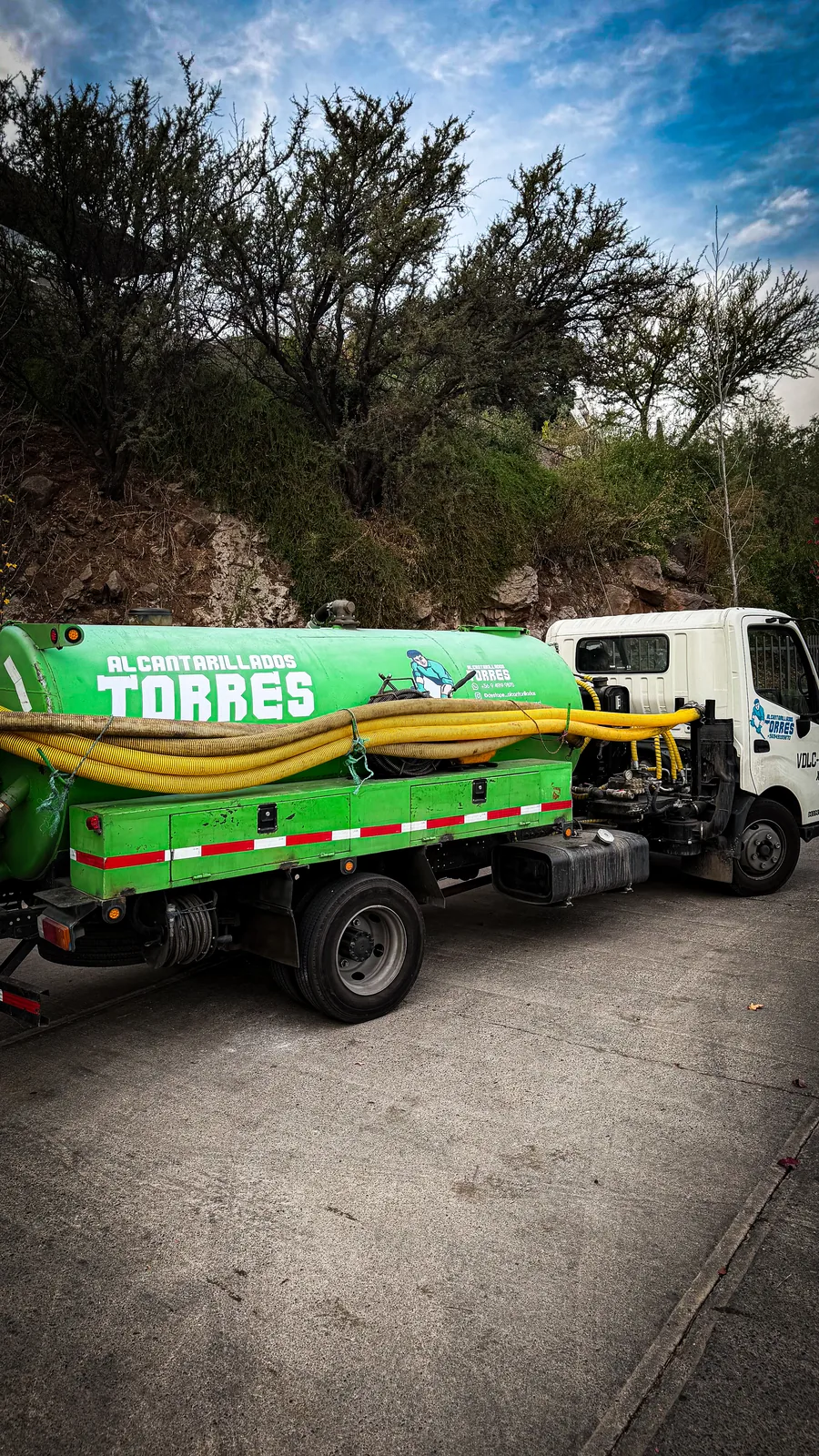 Camión limpiafosas de Fosas Torres preparado para una extracción