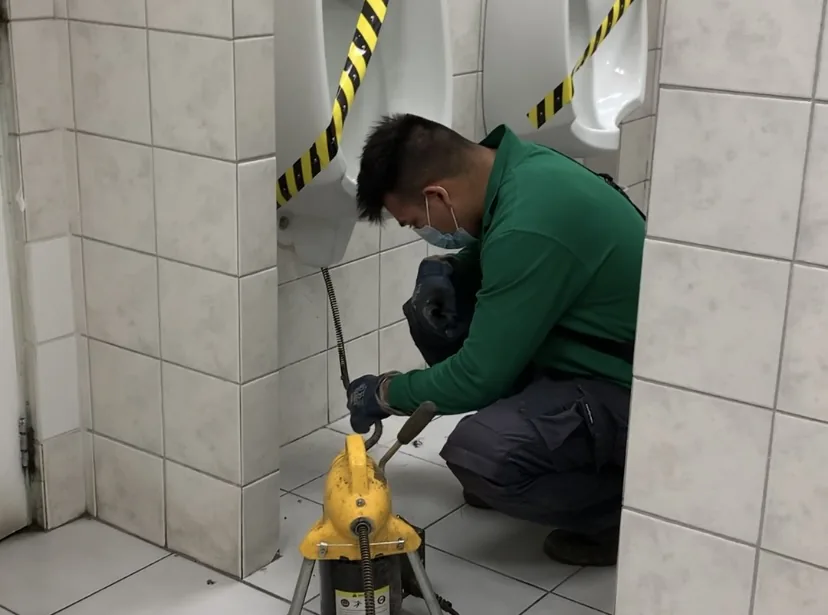 Máquina electromecánica realizando un destape en un artefacto sanitario