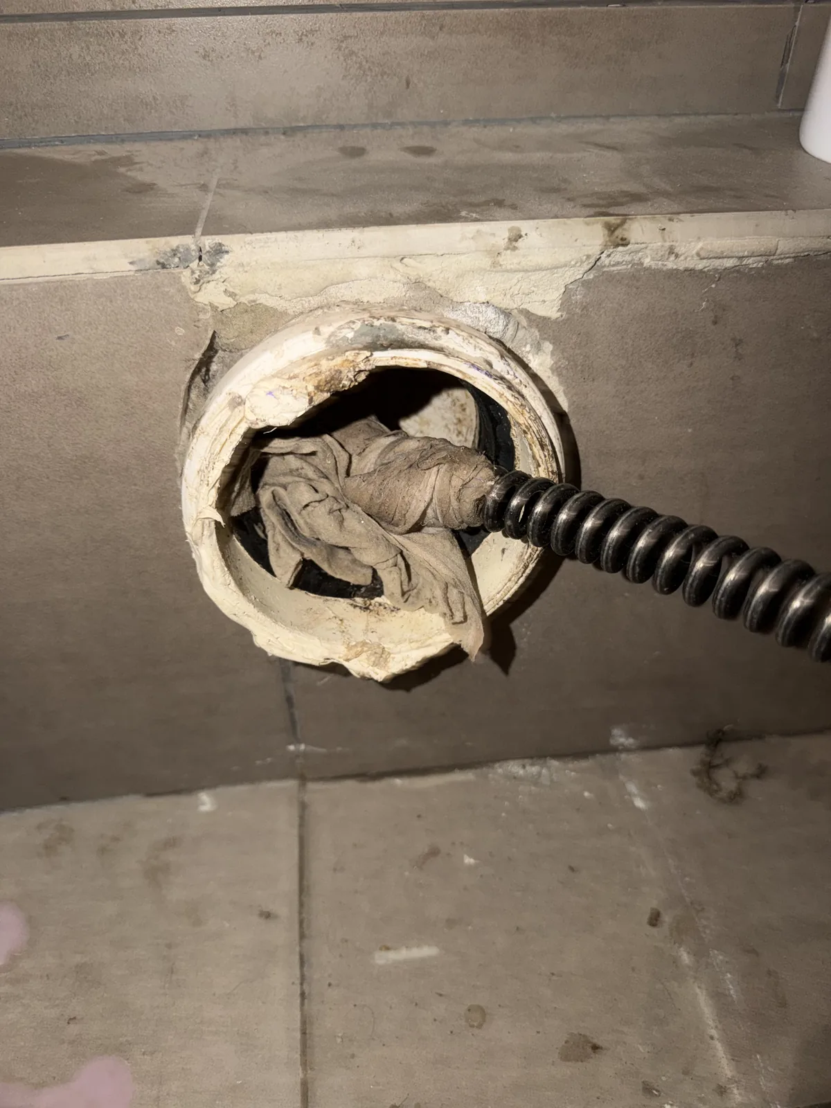 Resorte flexible ingresando a una tubería sanitaria para retirar una obstrucción